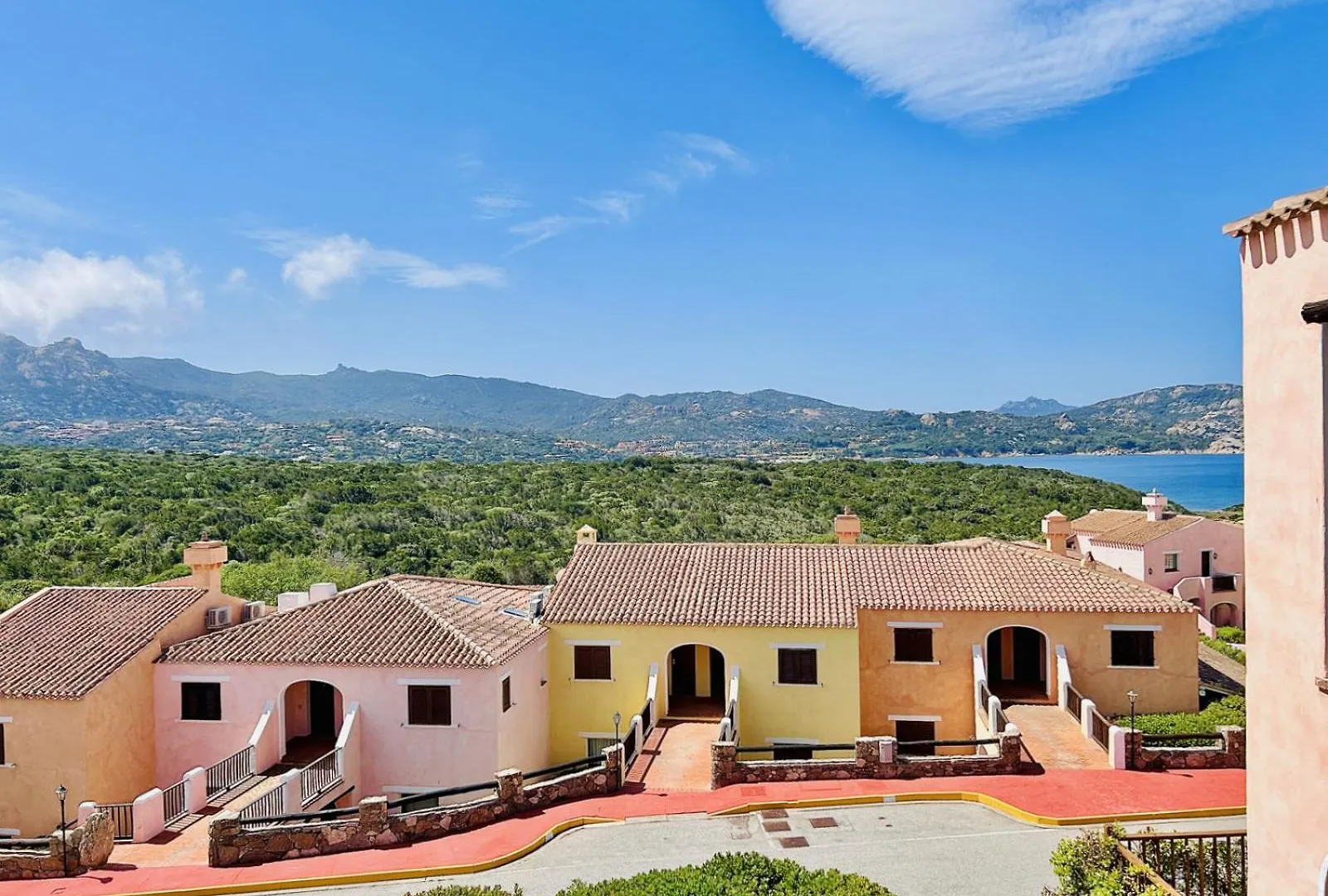 Residence Con Spiaggia Privata Lettini E Ombrelloni Gratuiti Porto Cervo Italien